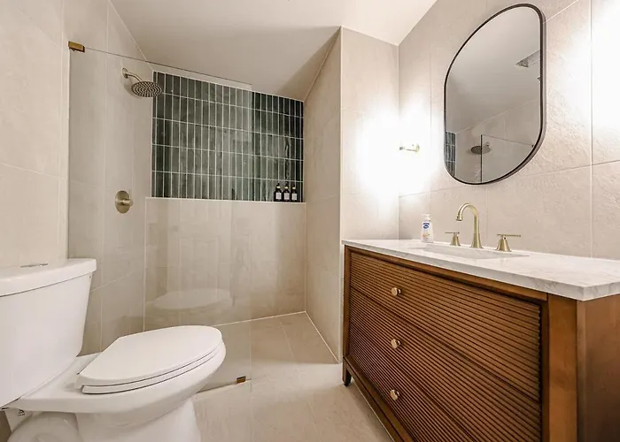 Apartment Olive & Oak Retreat King Bed Pool Fast Wi-fi