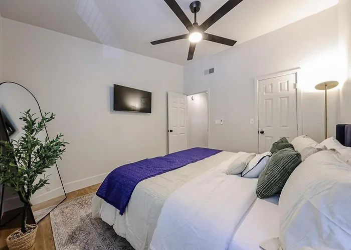 Olive & Oak Retreat King Bed Pool Fast Wi-fi Apartment