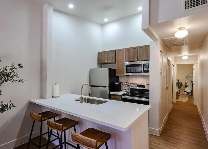 Olive & Oak Retreat King Bed Pool Fast Wi-fi Apartment