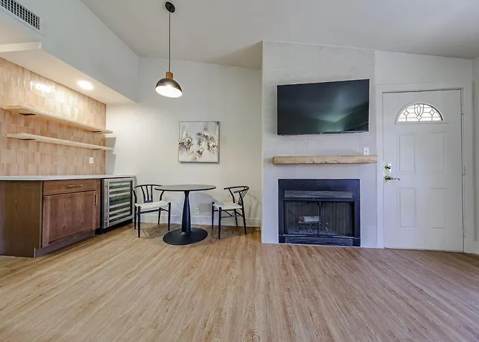 Olive & Oak Retreat King Bed Pool Fast Wi-fi Apartment *